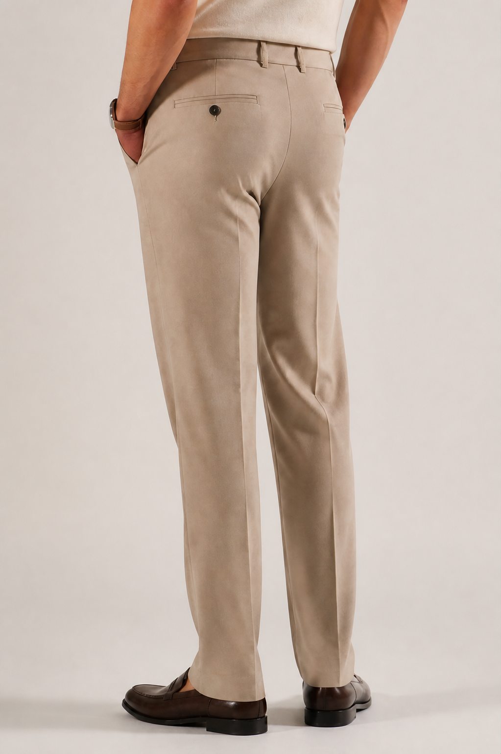 Pantalon Wearse beige clair porté, vue arrière