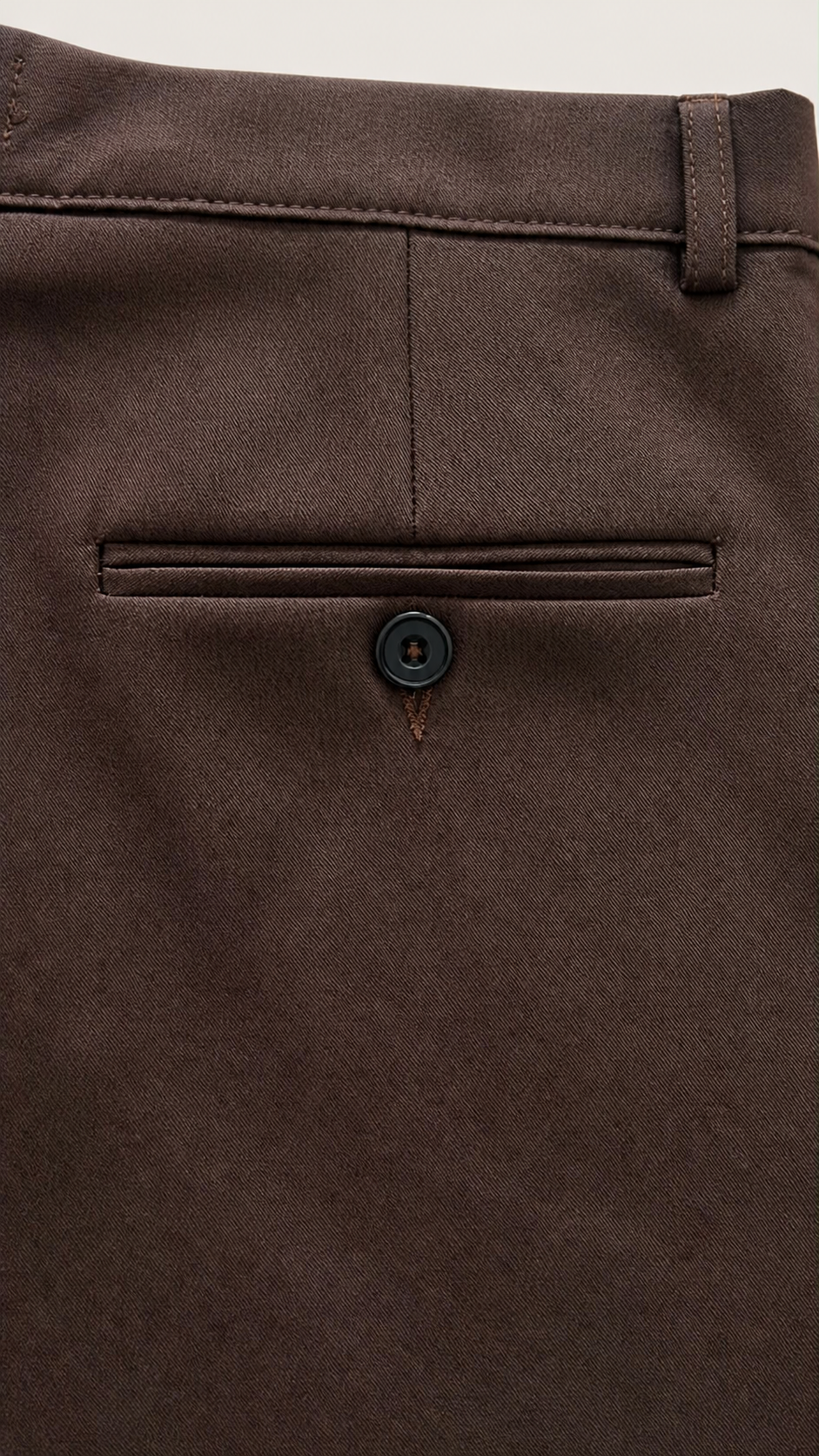 Détail de la poche arrière passepoilée marron